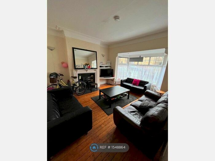 6 Bedroom Semi-Detached House To Rent In Church Wood Avenue, Leeds, LS16