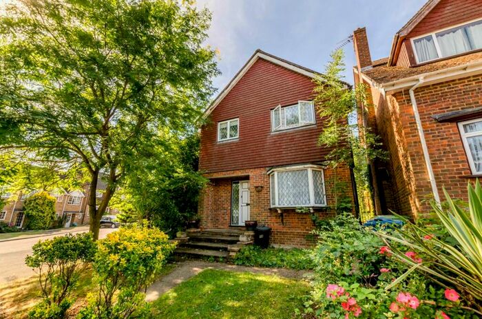 4 Bedroom Detached House To Rent In Wakehams Hill, Pinner, HA5