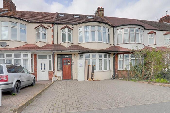 3 Bedroom Apartment To Rent In North Circular Road, Palmers Green, N13