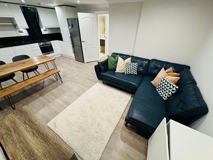 3 Bedroom Flat To Rent In Wavertree Road, London, SW2