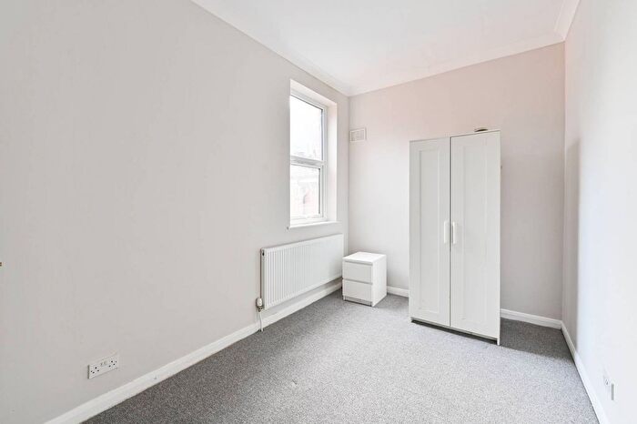 3 Bedroom Flat To Rent In Hopton Road, Streatham, London, SW16