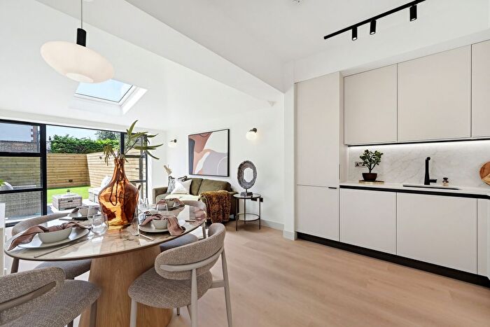 2 Bedroom Flat To Rent In Mayleaf House, Twyford Avenue, Ealing, W3