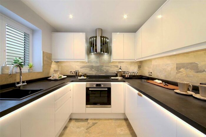 2 Bedroom Flat To Rent In Amersham Road, Beaconsfield, HP9