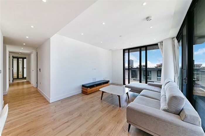 3 Bedroom Apartment To Rent In Perilla House, Tower Hamlets, E1