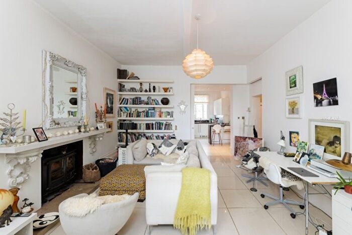 2 Bedroom Flat For Sale In Lansdowne Road, Wimbledon, SW20