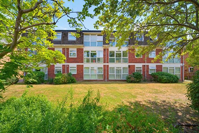 1 Bedroom Flat For Sale In Courtfield Gdns, W13
