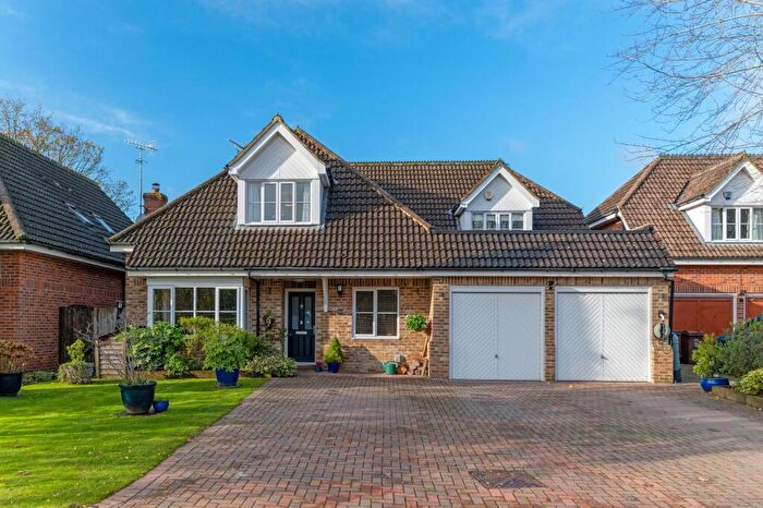 4 Bedroom Detached House For Sale In Bucknalls Drive, Bricket Wood, AL2