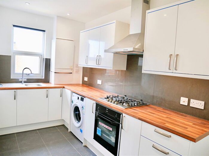 2 Bedroom Flat To Rent In The Avenue, West Ealing, W13