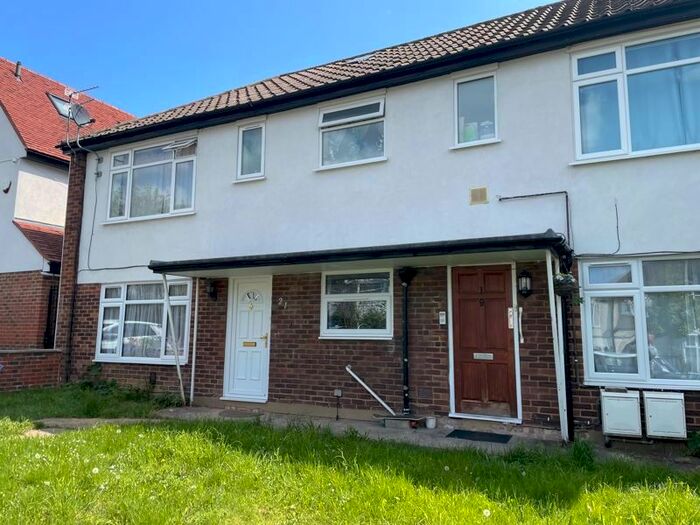 4 Bedroom Flat To Rent In Oakmead Gardens, Edgware, HA8