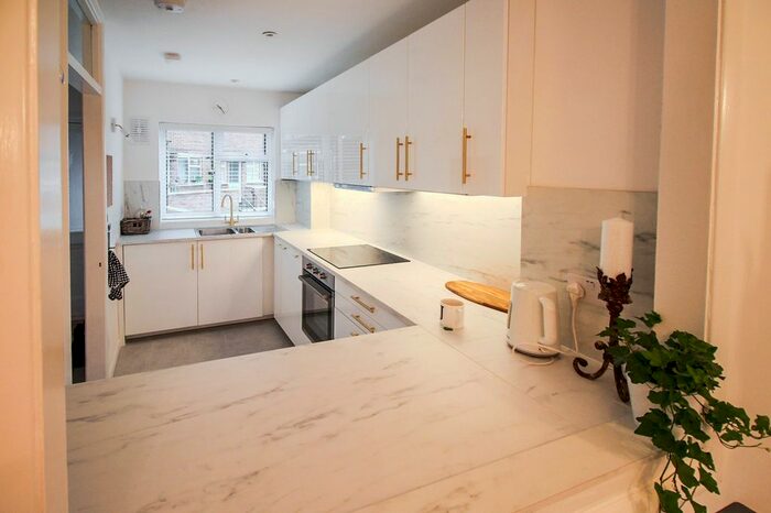 2 Bedroom Maisonette To Rent In Bridge Road, East Molesey, KT8