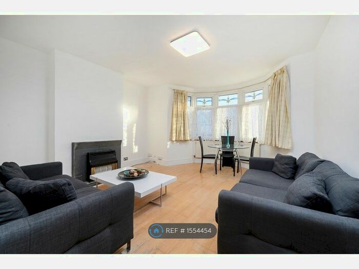2 Bedroom Flat To Rent In Lynford Gardens, Ilford, IG3