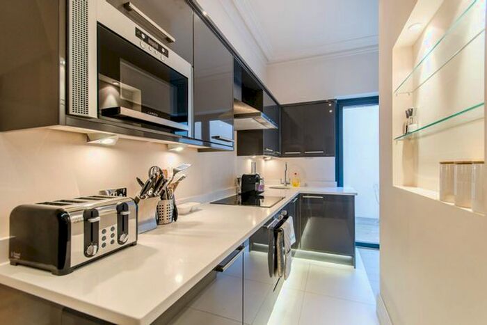 3 Bedroom Flat To Rent In Redcliffe Square, Chelsea, London, SW10