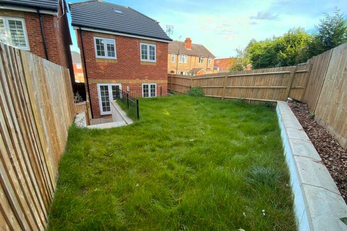 3 Bedroom Detached House To Rent In Lightwater, GU18