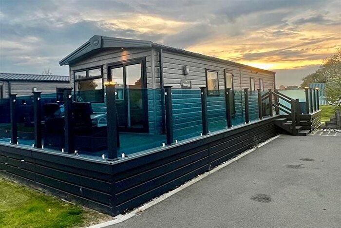 2 Bedroom Mobile/park Home For Sale In Hayling Island, PO11
