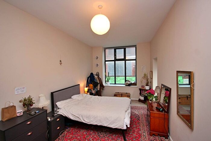 2 Bedroom Flat To Rent In Spinners Mill, Manchesyer, M4