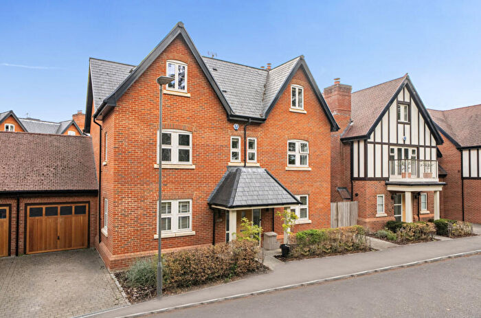 5 Bedroom Link Detached House For Sale In Mill Lane, Maidenhead, Berkshire, SL6