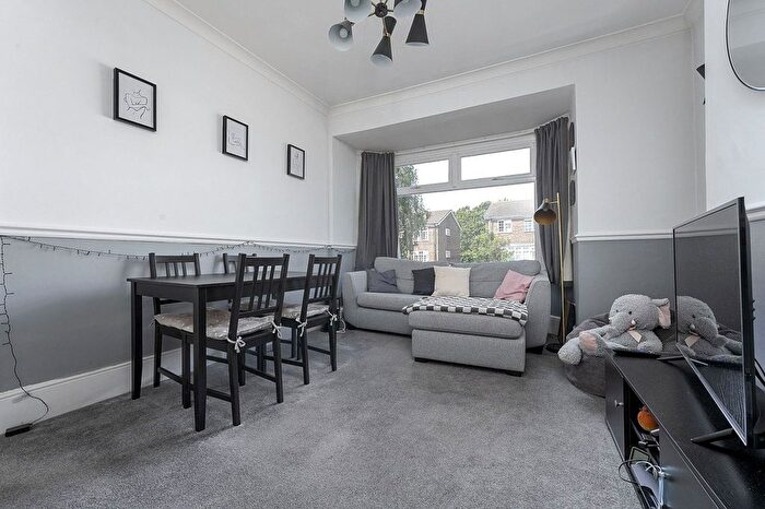 2 Bedroom Maisonette For Sale In Thicket Road, Sutton, SM1