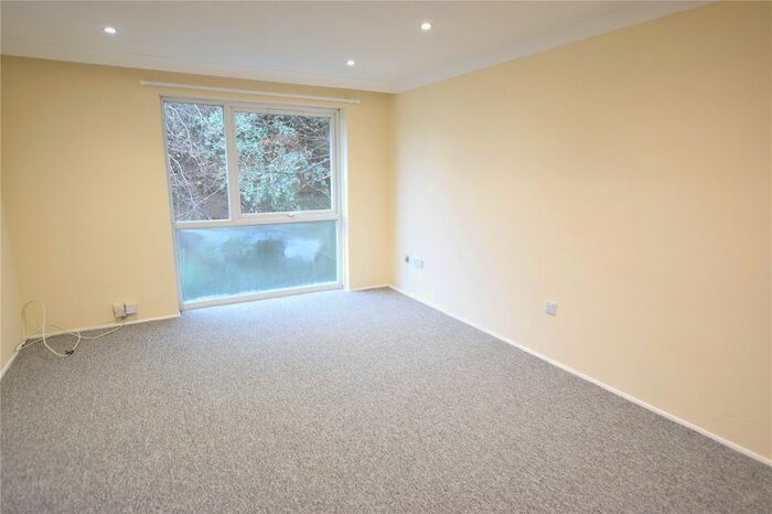 2 Bedroom Flat To Rent In The Mall, Dunstable LU5