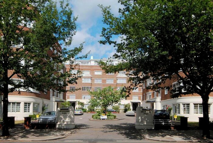 3 Bedroom Flat To Rent In Prince Albert Road, St John's Wood, London, NW8