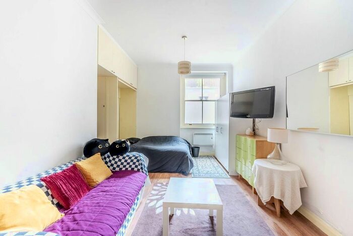 Studio To Rent In Earls Court Square, Earls Court, London, SW5
