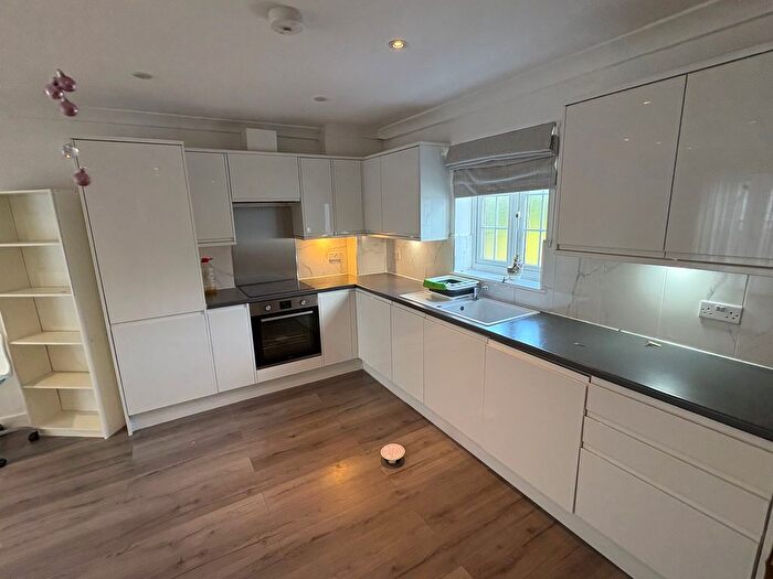 2 Bedroom Flat To Rent In Queens Road, Weybridge, KT13