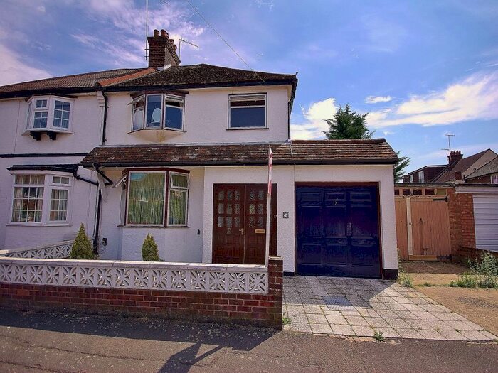 3 Bedroom Semi-Detached House To Rent In King Georges Avenue, Watford, WD18