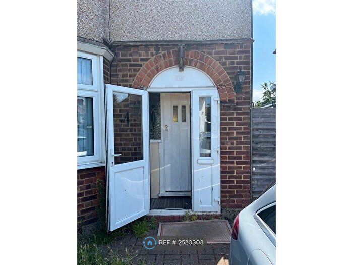 3 Bedroom End Of Terrace House To Rent In Brian Road, Romford, RM6