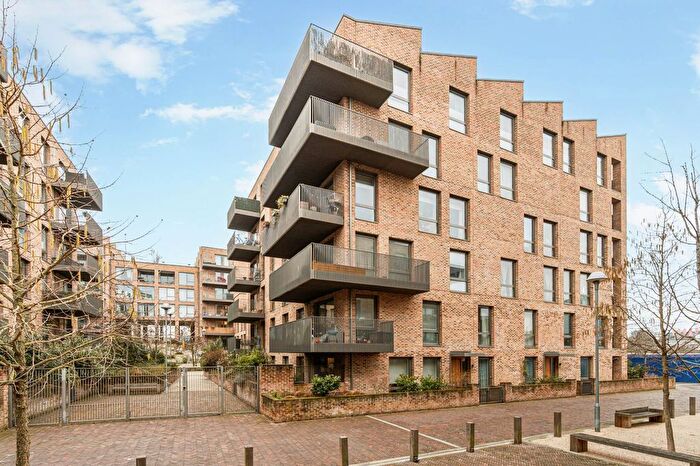 2 Bedroom Flat For Sale In Isambard Court, Paddlers Avenue, Brentford Lock West, TW8