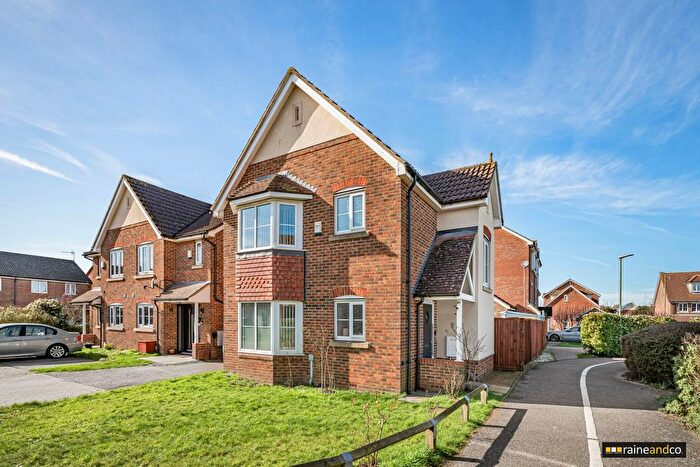 3 Bedroom Link Detached House For Sale In Campion Road, Hatfield, AL10