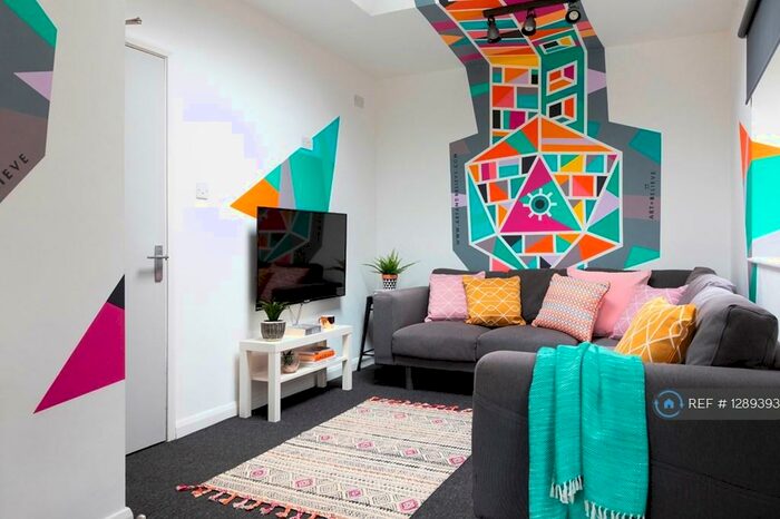 6 Bedroom Semi-Detached House To Rent In Wheatfield Way, Brighton, BN2