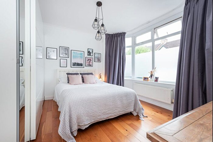 2 Bedroom Flat To Rent In Park Avenue, London, CR4