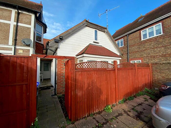 2 Bedroom Detached House To Rent In Cissbury Road, BN14
