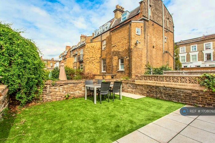 3 Bedroom Flat To Rent In St. John's Hill, London, SW11