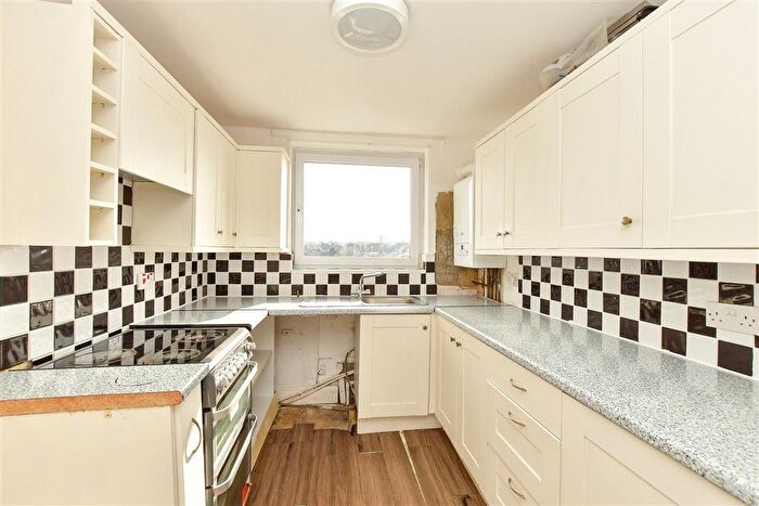2 Bedroom Flat For Sale In Wentworth Drive, Sittingbourne, Kent, ME10