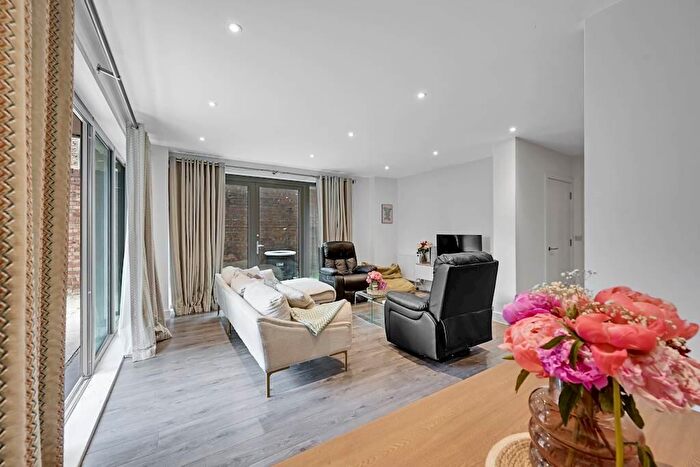2 Bedroom Flat For Sale In Hemming Street, London, E1