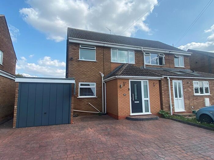 3 Bedroom Semi-Detached House For Sale In Hillyard Road, Southam, CV47