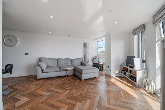 2 Bedroom Apartment To Rent In Eagle Point, City Road, London, EC1V