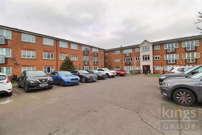 2 Bedroom Flat For Sale In Bullsmoor Way, Waltham Crosss, EN8