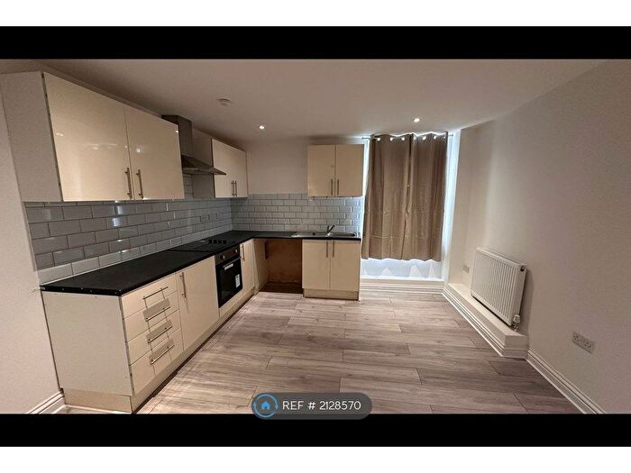 2 Bedroom Flat To Rent In Hillside Avenue, Strood, Rochester, ME2