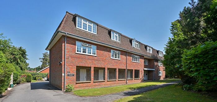 3 Bedroom Flat For Sale In Amenbury Court, Harpenden, AL5