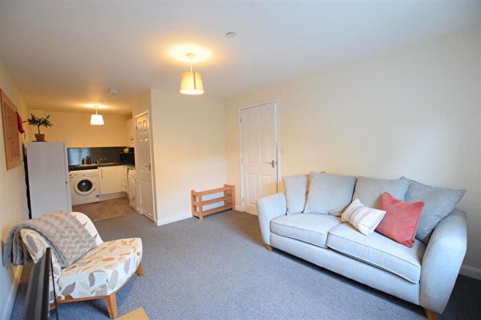 2 Bedroom Flat To Rent In Shakespeare Mews - Student Apartment - /, LN5