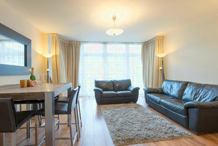2 Bedroom Flat To Rent In West Block, Metro Central Heights, Elephant And Castle, London, SE1