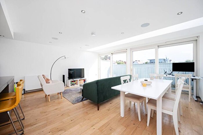 3 Bedroom Flat To Rent In Redchurch Street, Shoreditch, London, E2