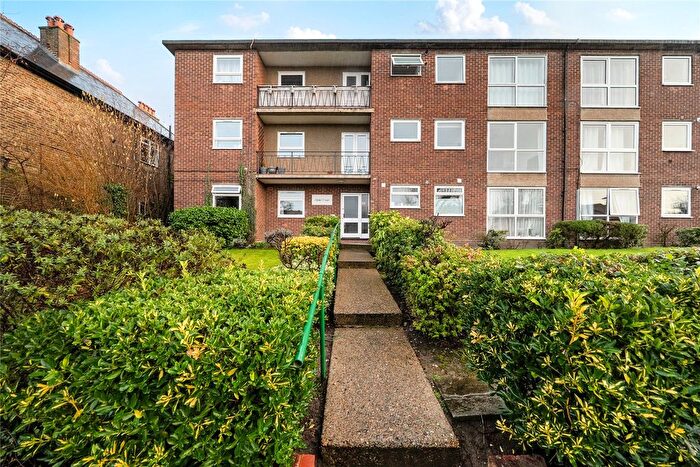 2 Bedroom Flat For Sale In Surbiton, KT5