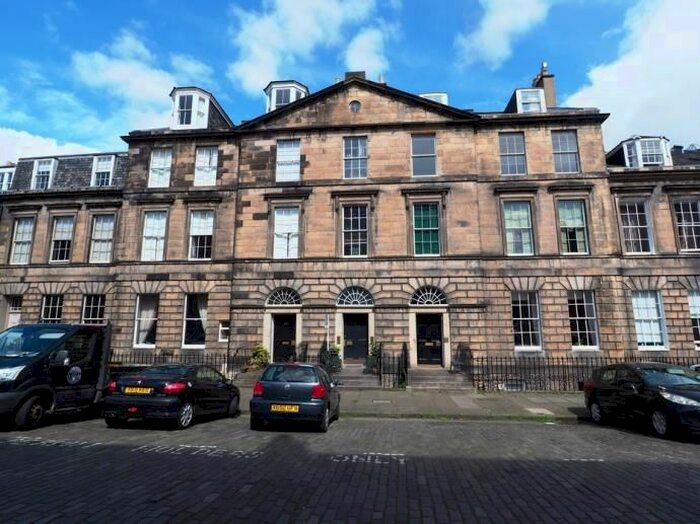 3 Bedroom Flat To Rent In Broughton Place, Edinburgh, EH1