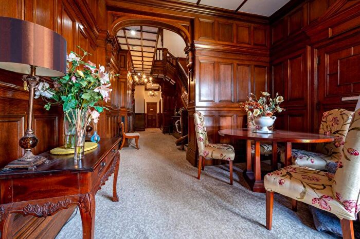 2 Bedroom Flat To Rent In High Road, Byfleet, West Byfleet, KT14