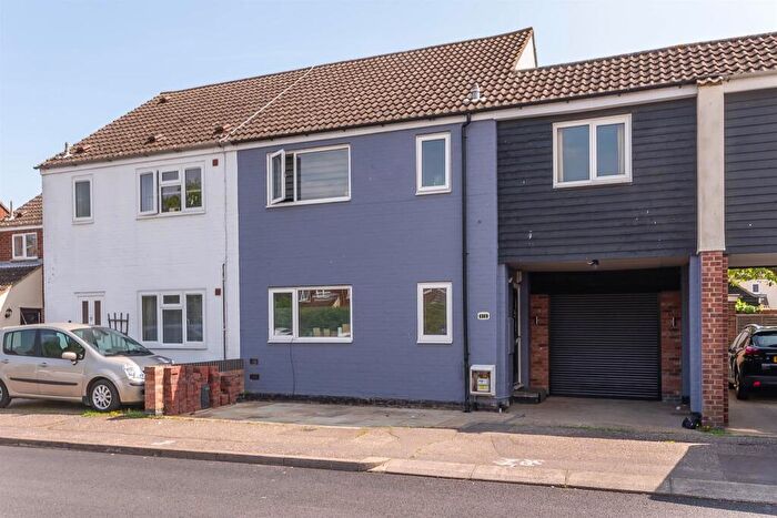 3 Bedroom Semi-Detached House For Sale In Hunt Avenue, Heybridge, Maldon, CM9