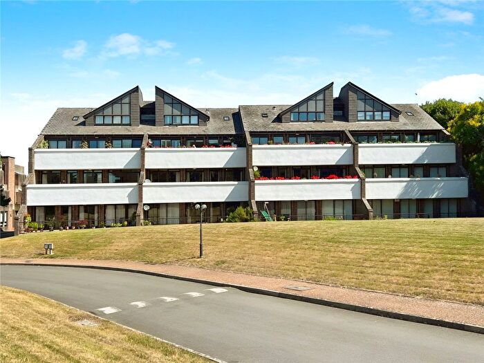 3 Bedroom Flat For Sale In Tollhouse Close, Chichester, PO19