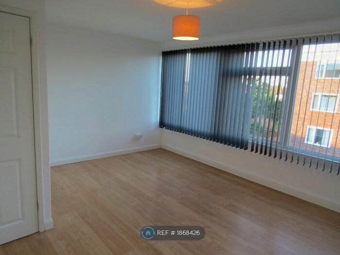 2 Bedroom Flat To Rent In The Poplars, West Bridgford, Nottingham, NG2