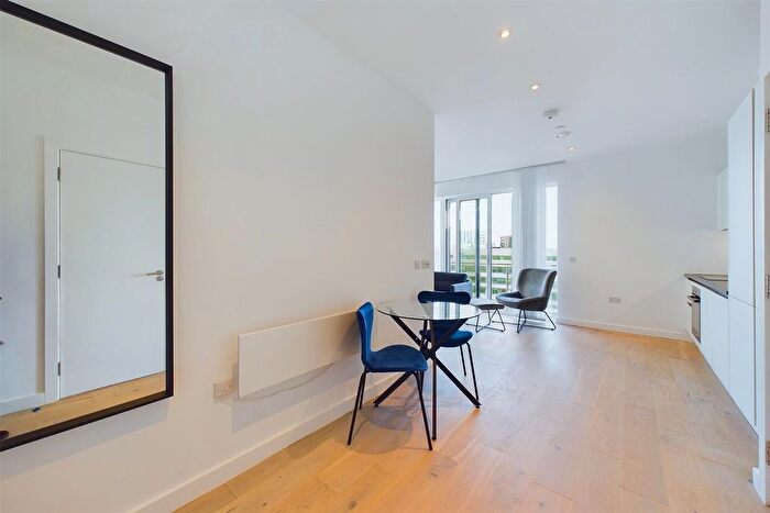 1 Bedroom Flat To Rent In Park View, London, TW8